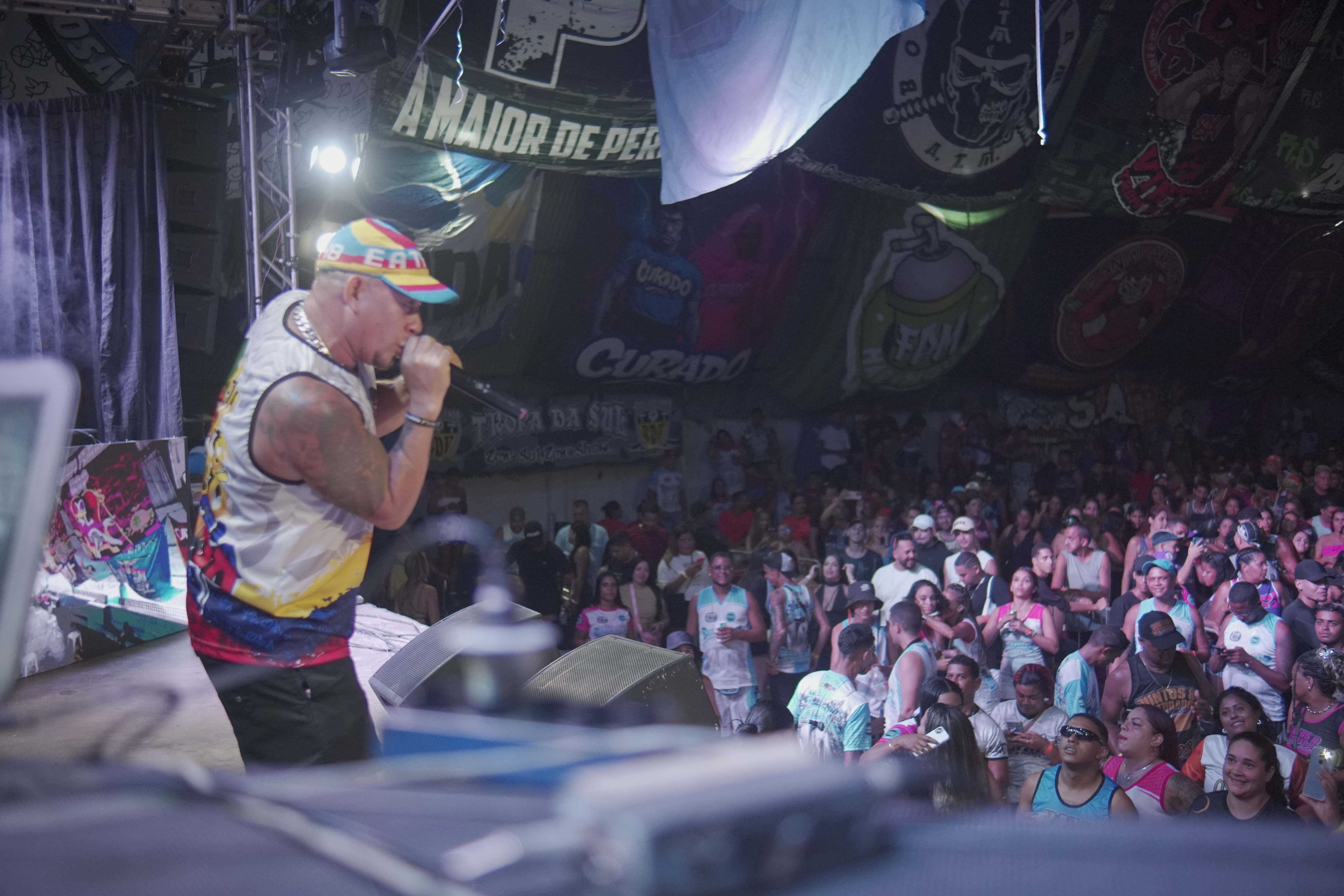 MC Shevchenko no Palco do Baile da Paz no Club da Compesa