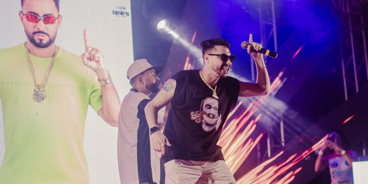 MCs Leozinho e Cego no Palco do Baile da Paz no Club da Compesa