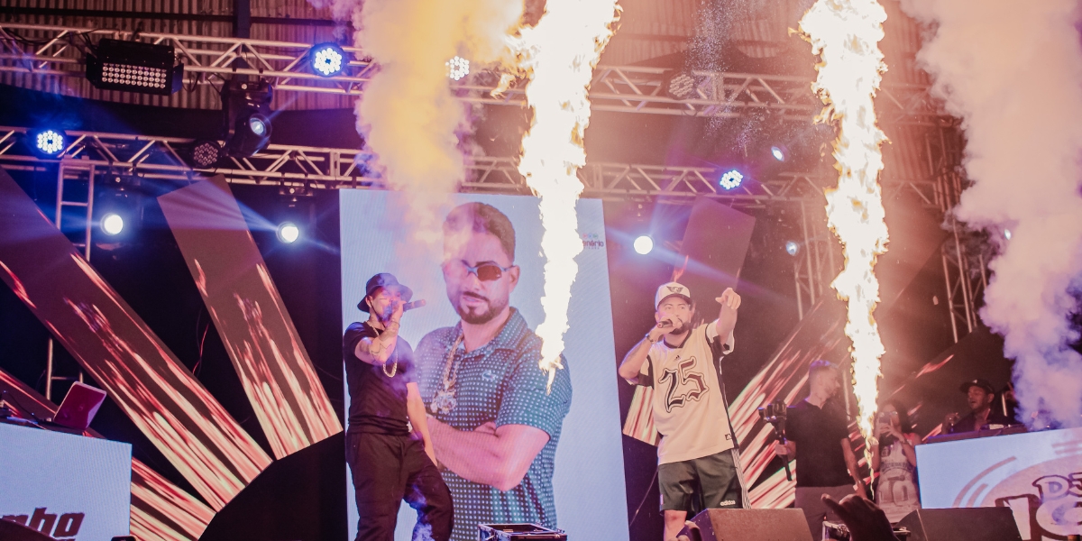 MCs Leozinho e Dadá Boladão no Palco do Baile da Paz no Club da Compesa
