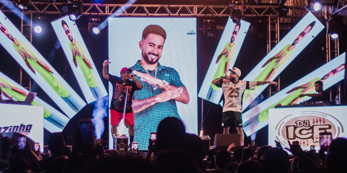 MCs Leozinho e Mc Martinho no Palco do Baile da Paz no Club da Compesa