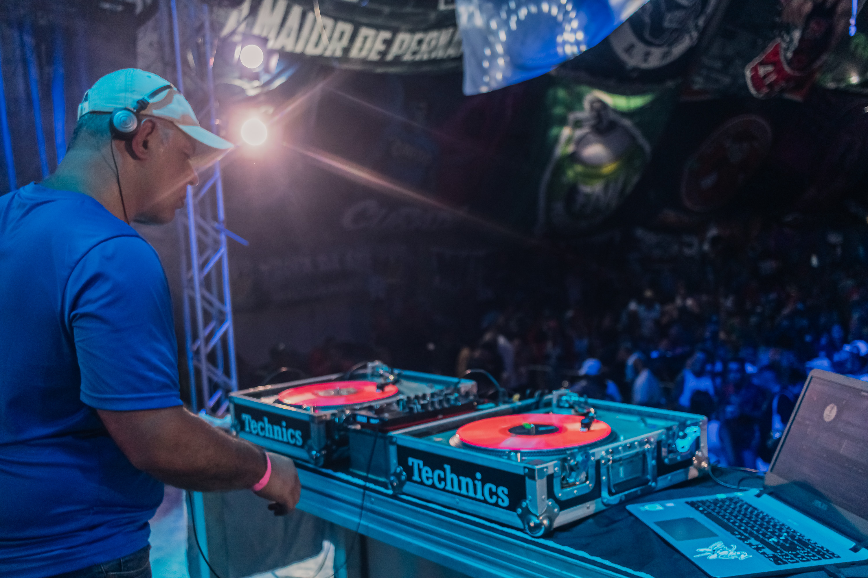 Foto de algum dj tocando no baile da paz