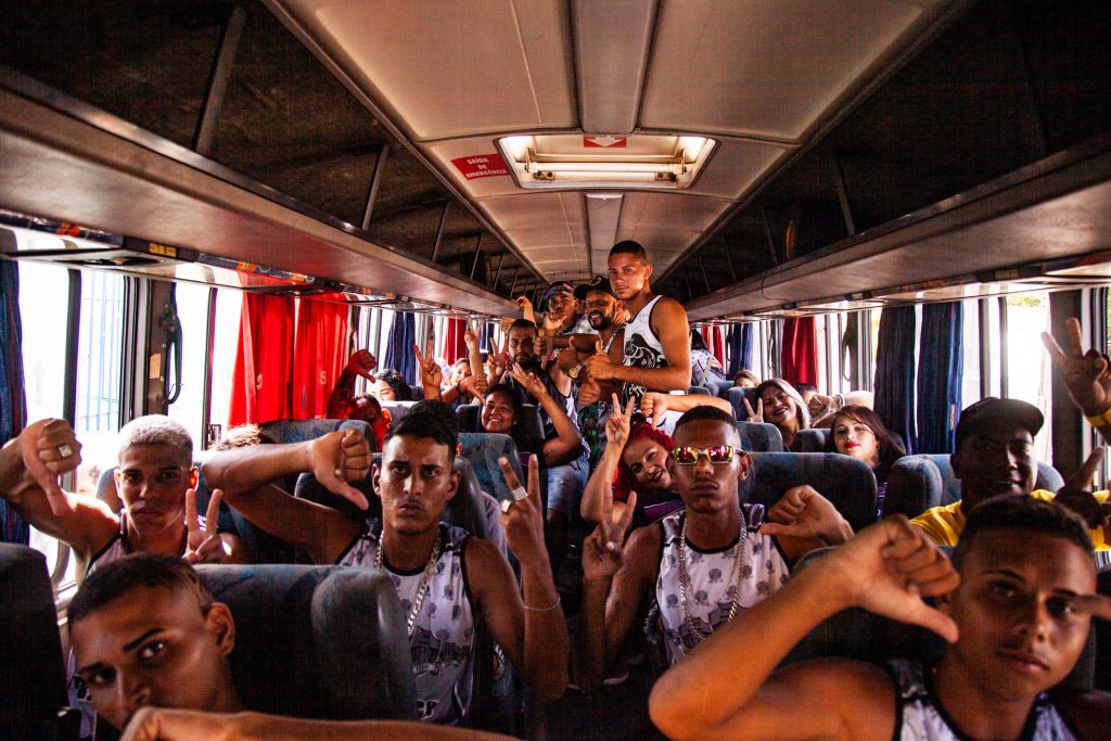 O Baile da Paz prega o bom convívio entre os bondes.